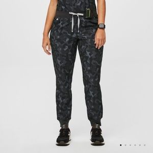 FIGS Zamora Scrub Pant in Camo Bonsai, Brand NEW, Size S